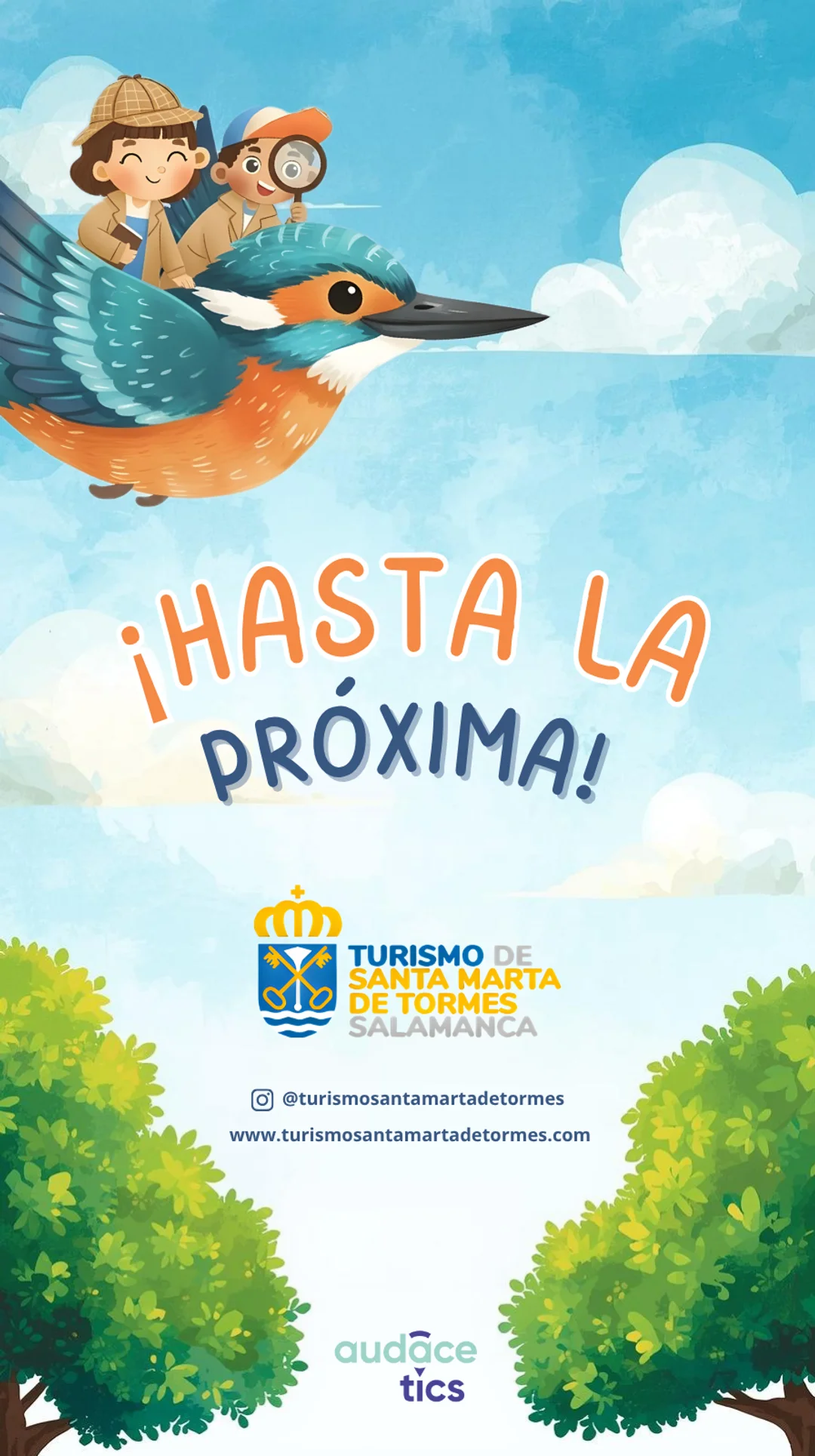 Contraportada de la Aventura Detectives en Acción. ¡Hasta la próxima! Aparecen de nuevo la niña y el niño que vuelan encima de un pájaro Martín Pescador. El fondo es el mismo que en la portada, un cielo azul con nubes y las copas de unos árboles.